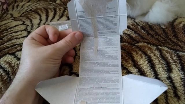 Ошейник от блох для кошки как одеть ?