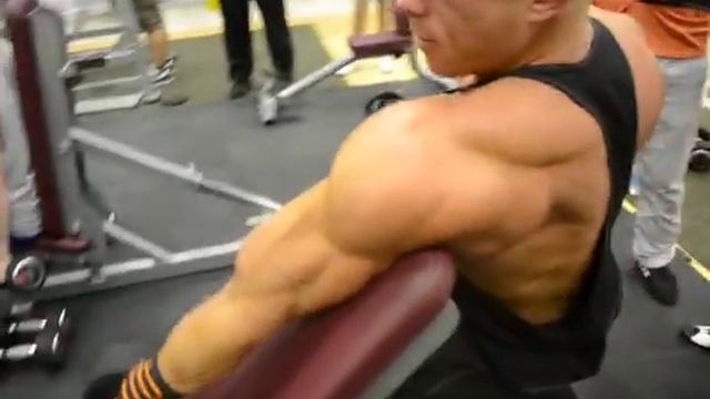 Сгибание под углом на скамье по одной руке смотреть онлайн