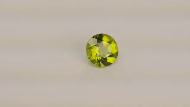 Natural chrysolite gemstone. Натуральный хризолит. смотреть онлайн