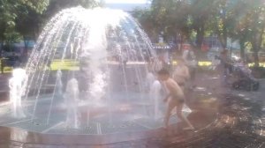 Дети дуреют в фонтане