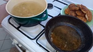 Котлетки из куриного филе с подливой и макароны???????