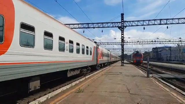 Электровоз ЭП1-022 отправляется с поездом "Байкальская Сказка" сообщением Москва-Порт.Бай. ном. 929 смотреть онлайн