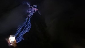 "Голубые огни"или горение сероводорода на вулкане!Иджен,Ява