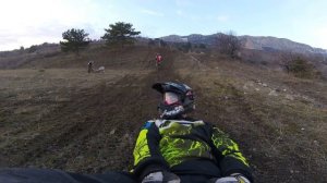 Прыжок на кроссовом мотоцикле через человека