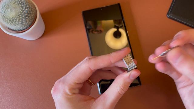 Samsung Galaxy S22 - How to Install a SIM Card смотреть онлайн