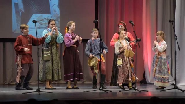 Красная горка — «Не по улочке купчик идёт» смотреть онлайн