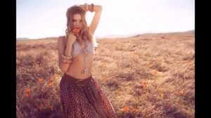 ДЕВЧОНОЧКА  В ЦВЕТАСТОМ САРАФАНЕ