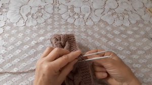 Женская шапка спицами.