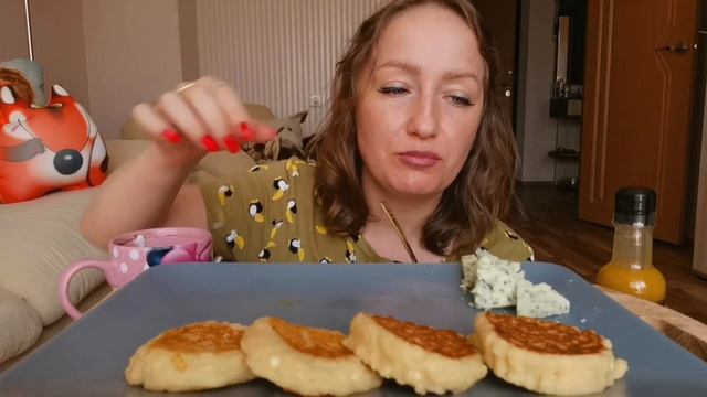 YOUTUBE пустая трата ВРЕМЕНИ ?/ МУКБАНГ / СЫРНИКИ ? СО СМЕТАНОЙ И МАНГОВЫМ СОУСОМ смотреть онлайн