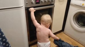 Серёжа показывает, как свистит чайник