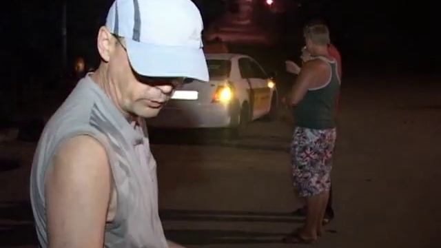 На улице Приморской мопед врезался в заднее колесо седана смотреть онлайн