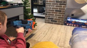 Стреляю из вакуумного бластера Nerf по прохожим.