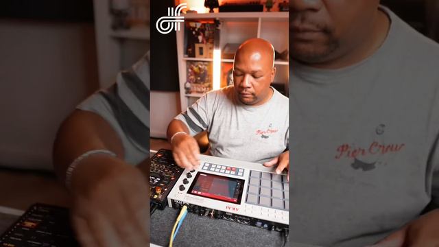 Beat making on the MPC LIVE 2 Retro. Drop a 🔥 if ya feelin’ it 👊🏽 #boombap #beatmaker #mpclive2