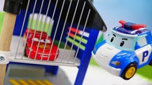 Игрушечные машины помощники. Авария. Видео для мальчиков..mp4