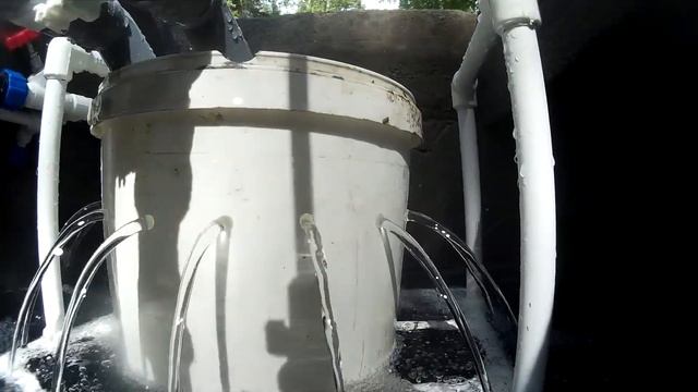 септик своими руками, съемка после запуска в эксплуатацию, работа аэратора, эрлифта, уловителя биоп