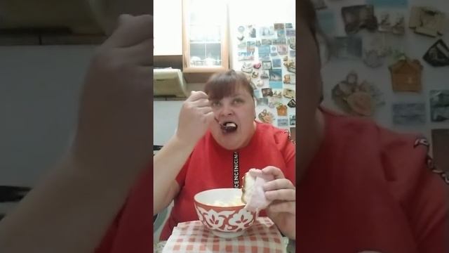 ем кашку и омлет запивая газировкой смотреть онлайн