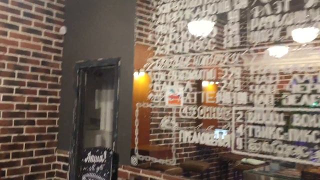 В кофейне Gazwag стоит Ява выигравшая в 1990 на кольцевых гонках смотреть онлайн