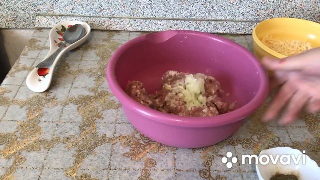 Чебуреки с куриным фаршем, зеленью, сыром и помидорами. смотреть онлайн