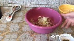 Чебуреки с куриным фаршем, зеленью, сыром и помидорами.