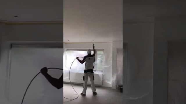 Безвоздушная покраска потолка с помощью окрасочного аппарата и краскопульта высокого давления смотреть онлайн