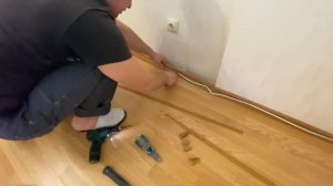 Демонтаж напольного плинтуса