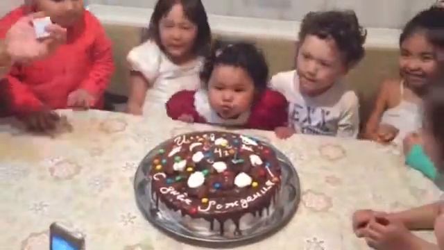 Прикольное задувание свечей смотреть онлайн