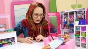 Барби у куклы Доктора. Баба Маня варит зелья, а Кукла Барби покрылась бородавками! Игры в больницу