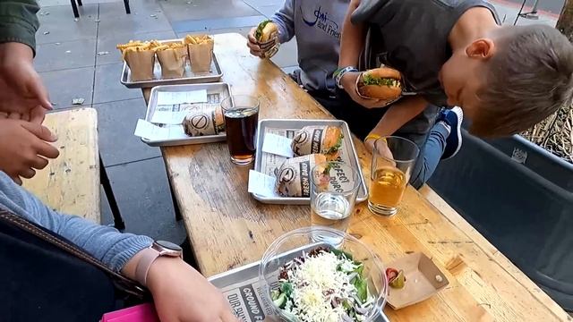 В Сан-Франциско за паспортами / Обедаем в Super Duper / В Америке платят за прививки COVID смотреть онлайн