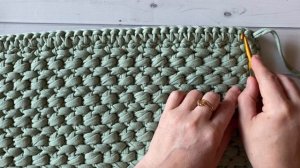 УДОБНАЯ И КРАСИВАЯ СУМКА ИЗ ТРИКОТАЖНОЙ ПРЯЖИ?Вяжется легче, чем кажется на первый взгляд!