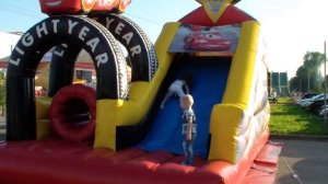 Прыгаем на надувной горке Молния Маквин