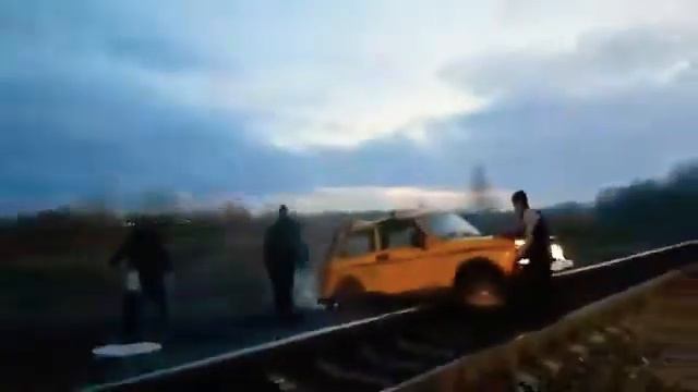 Рыбаки попали под поезд.... смотреть онлайн