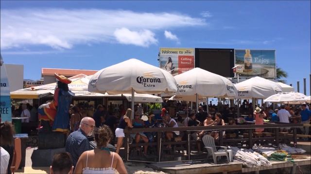 Crazy low plane landing over Maho beach at St Martin's airport (St Maarten island) смотреть онлайн
