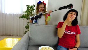 Полина учит маму правильно питаться