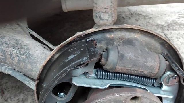 Как устранить стук в задних тормозных барабанах, на калине. смотреть онлайн