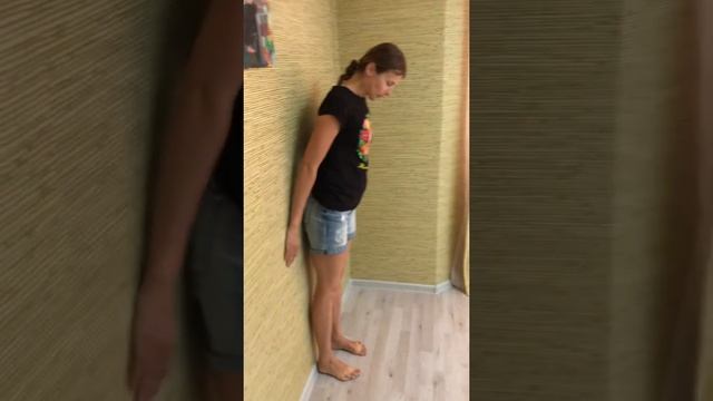 Тадасана. Поза горы. Выполнение у стены и в центре зала. Женский вариант.