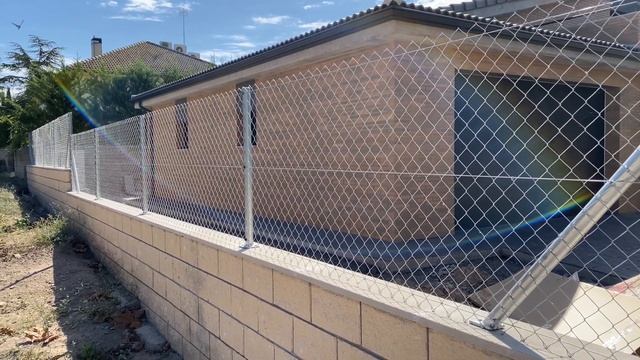 Как выглядит идеальный забор из сетки-рабица? смотреть онлайн