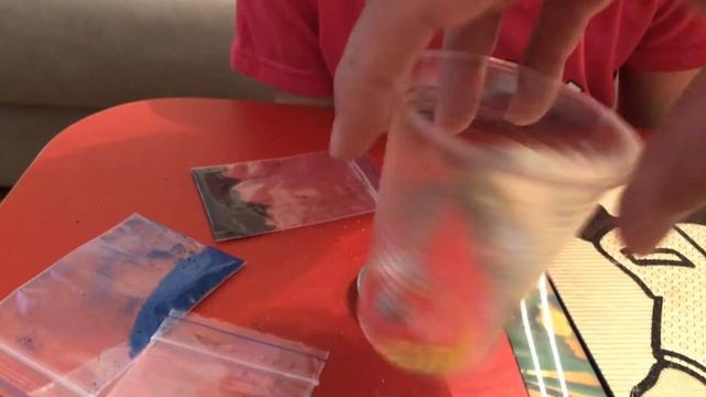 Картина из песка. Анна рисует цветным песком смотреть онлайн