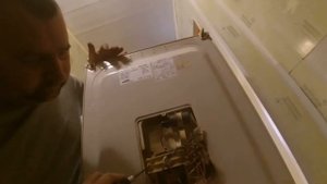 Холодильник Самсунг шумит при запуске.