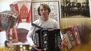 Недорогая четырехголосная гармонь Ре диез