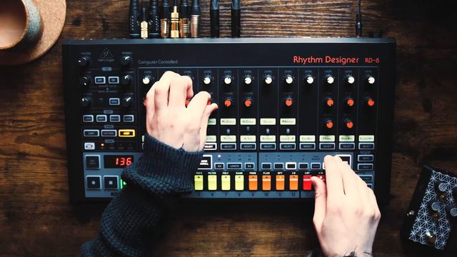 The RD-8 HAS OSCILLATORS! Amazing 808 trick!! смотреть онлайн