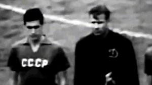 Lev Yashin vs 30 Football Legends ??(Lev Yashin vs Football)