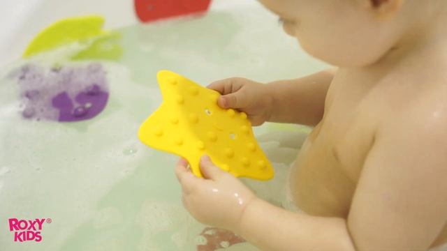Малыш резвится в ванной с мини-ковриками от ROXY-KIDS