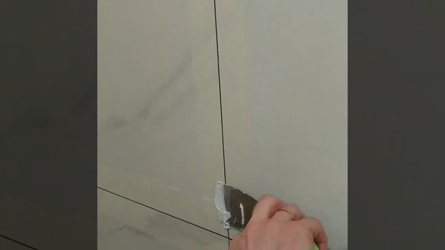 Затирка меж.плиточных швов эпоксидной (двухкомпонентной)затиркой и формирование внешних углов .