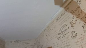 Плинтуса для пола - на потолок. Прячем провода под потолком в плинтус для пола.