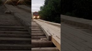 Лесовоз Iveco Trakker по мосту через р.Дальняя