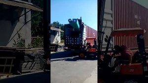 Разгрузка трубы 6 метровая из 40 футов контейнера компания АПТТ