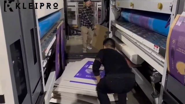 Автоматичекая флексопечатная машина высокого разрешения с высечкой смотреть онлайн