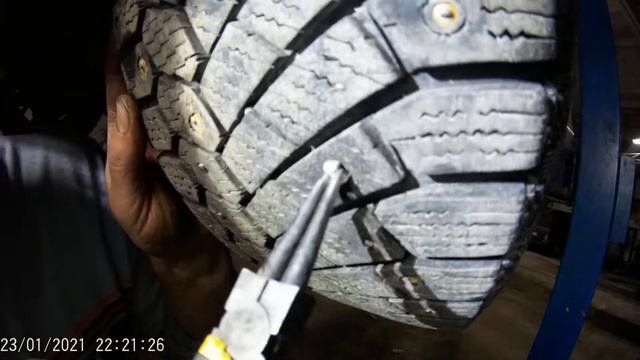 Дошиповка зимних шипованных шин в ручную.