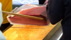 Giant Bluefin Tuna Cutting Skills / 巨大黑鮪魚切割技能 - Bluefin Tuna Cutting Show in Taiwan