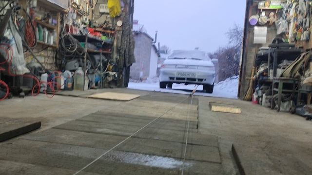 затягиваем машину шуруповертом в гараж